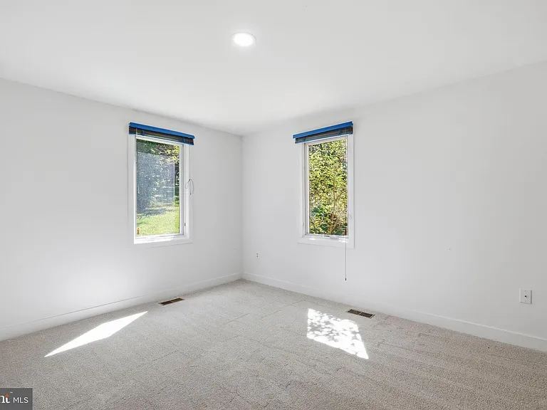 882 Coachway — Photo 26