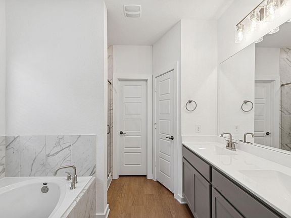 5th image of 32503 Midsummer Dr