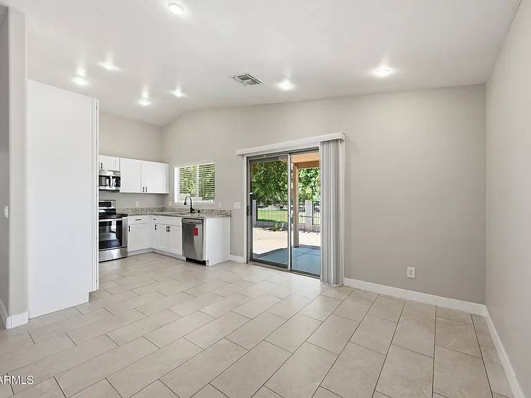 1616 E Desert Ln — Photo 6