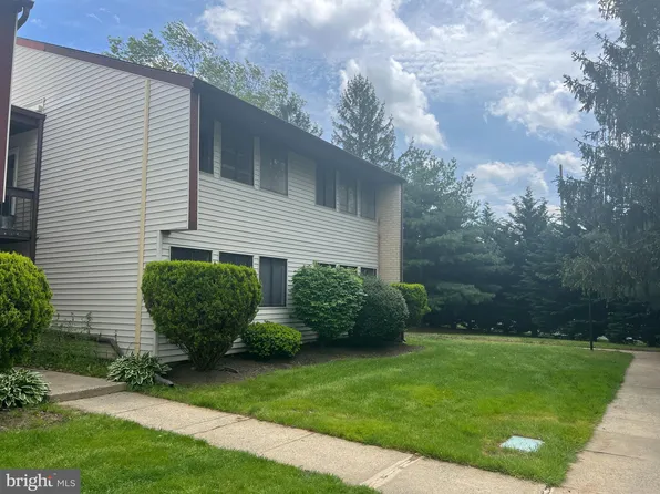 1 E Avon Dr, Hightstown, NJ 08520