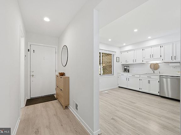 3rd image of 5826 Jacksons Oak Ct