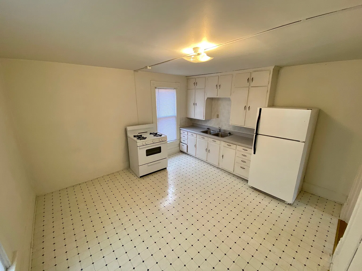 2 bed, $885 — Photo 4