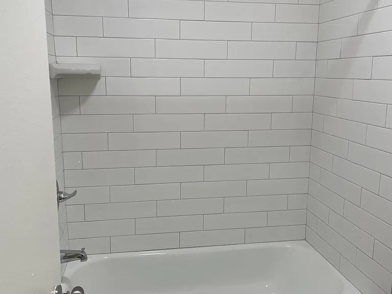 1212 N Westmoreland Ave — Photo 2