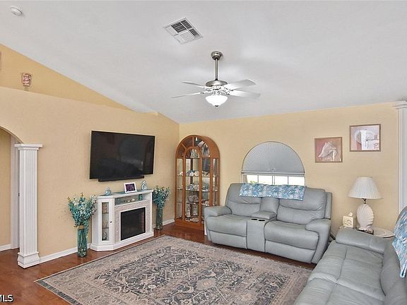 4th image of 18674 Spruce Dr E