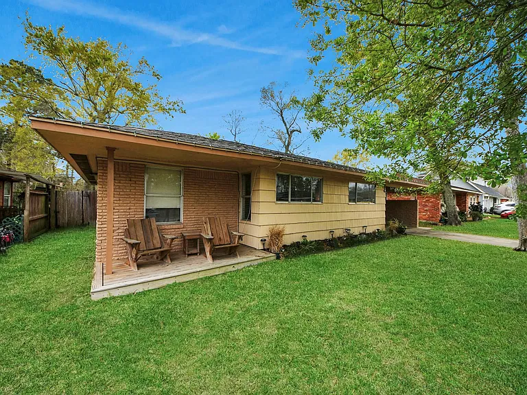 2806 Oak Dr — Photo 3
