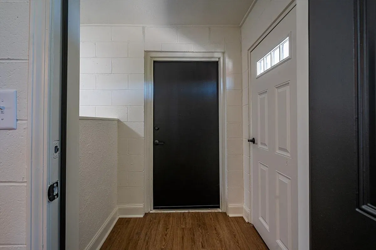 410 S Columbia St — Photo 3