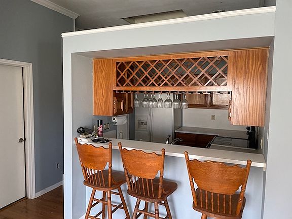 Bar area in dining room looking into the kitchen