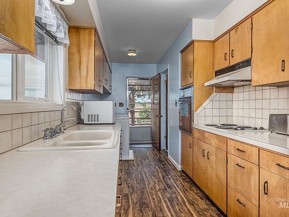 5th image of 1684 Cove Rd