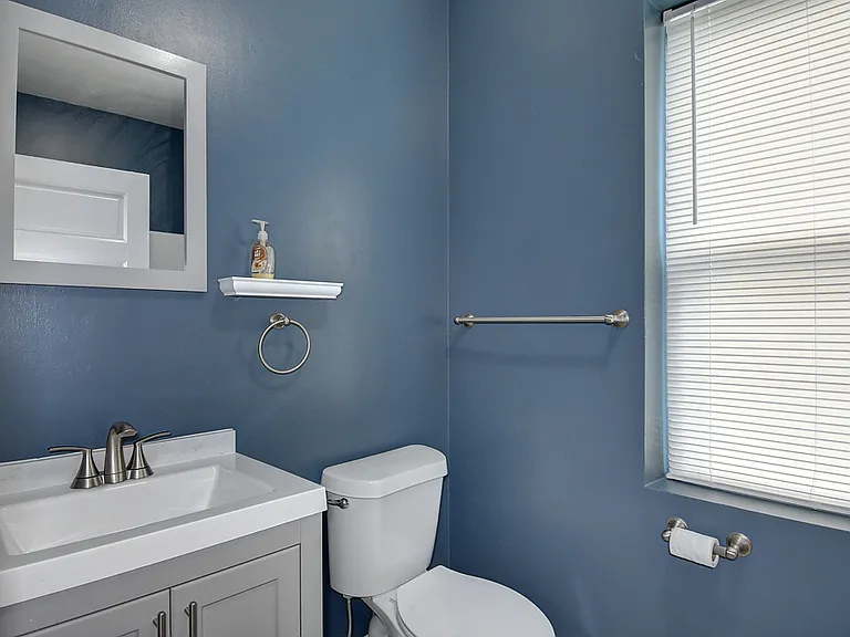 305 W 36th St — Photo 22