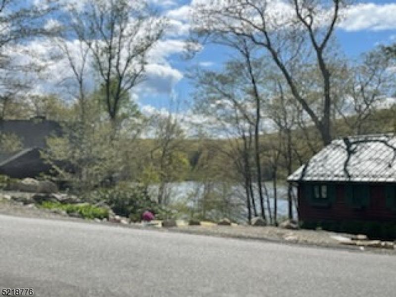 1st image of 1018 Lakeside Dr E