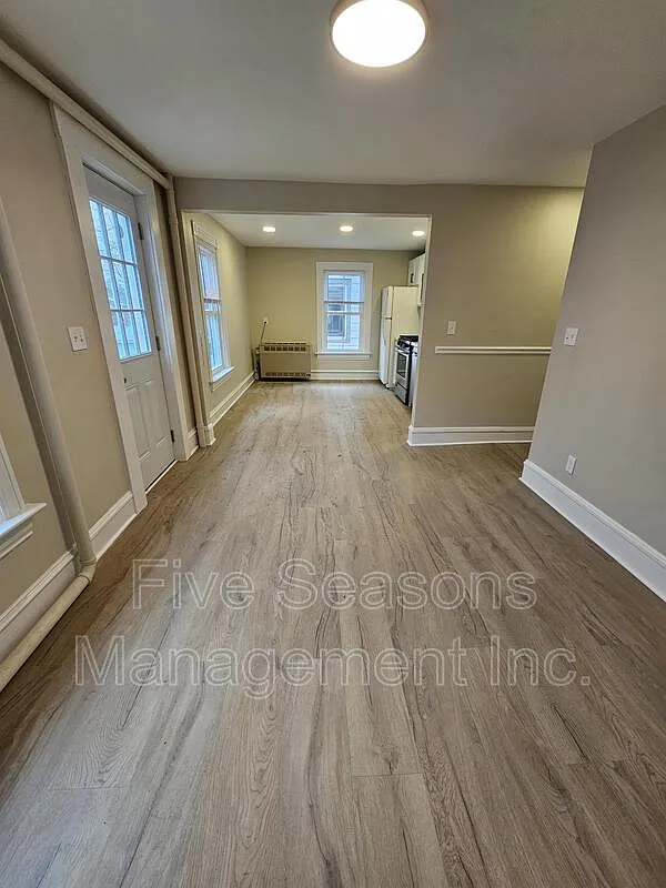 3 bed, 1.0 bath, 1050 sqft, $2,610 — Photo 4