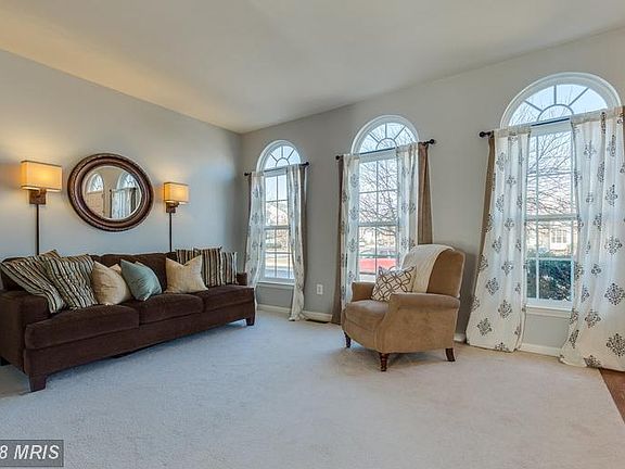 Living Room - sunny and bright!