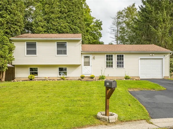 1539 Bluestem Ct, Walworth, NY 14568