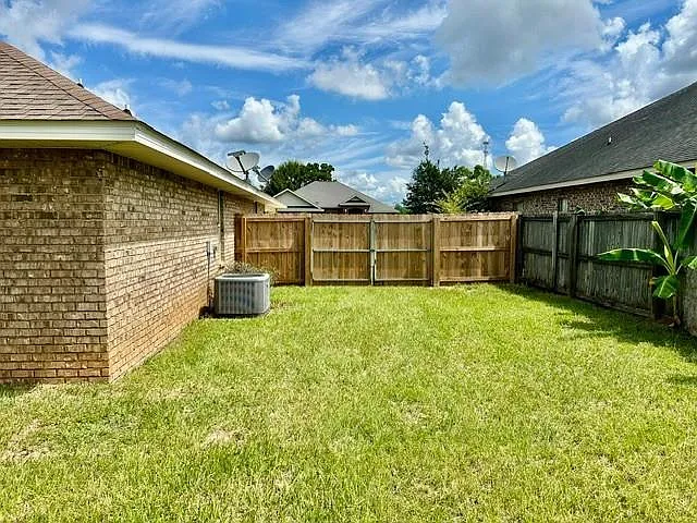 9825 Winchester Dr N — Photo 14