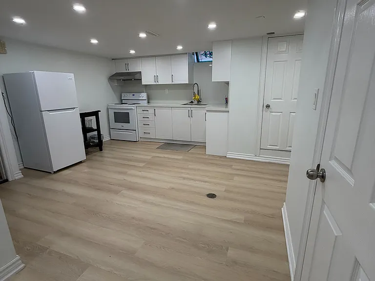 21A Lambton Ave #BASEMENT — Photo 5