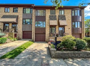 116 Dogwood Ln, Staten Island, NY 10305