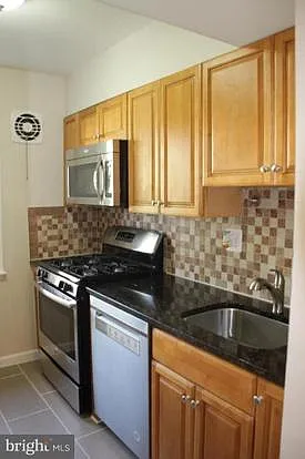 2 bed, 914 sqft, $2,049 — Photo 3