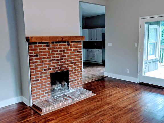 3rd image of 804 Monroe Dr NE APT A