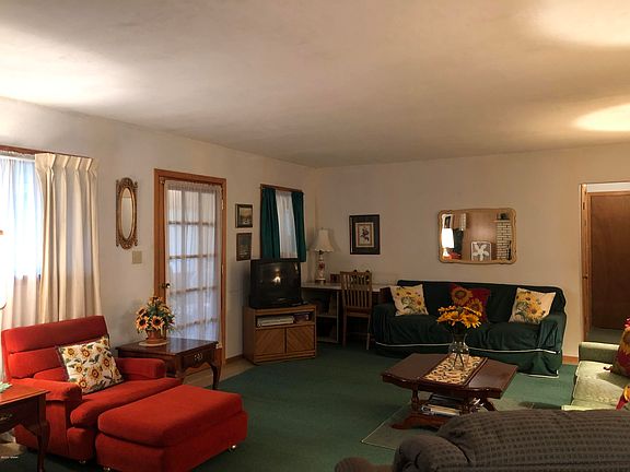 2nd image of 885 N Moonridge Dr