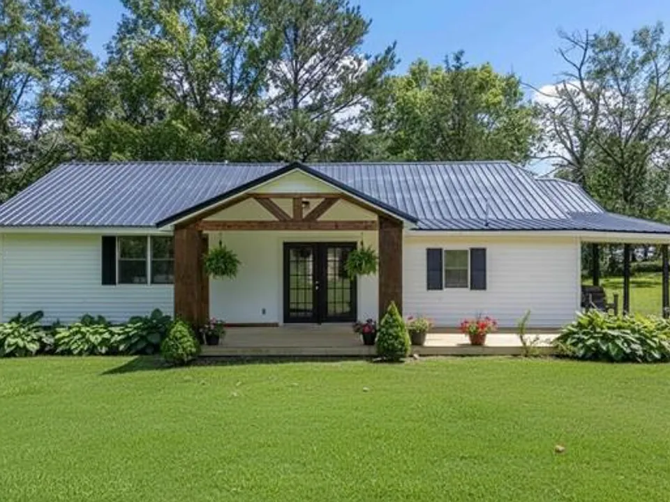 1890 Nisbet Lake Rd