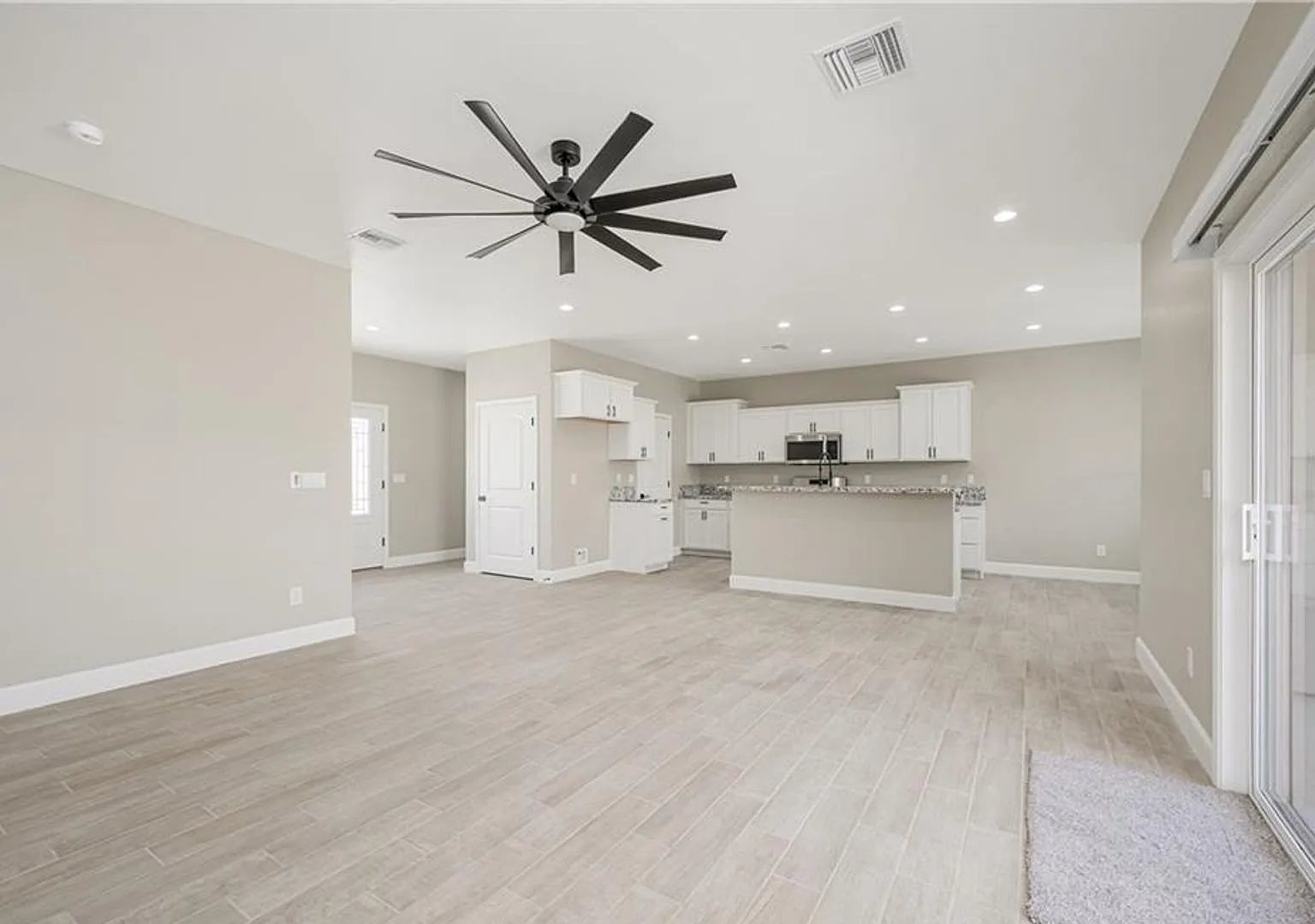 Beautiful 4 Bedroom newer Home with Lots of Added Space. — Photo 4
