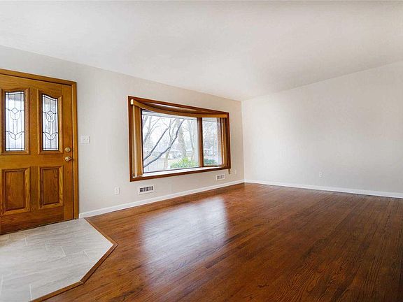 4th image of 9 Pebble Ln