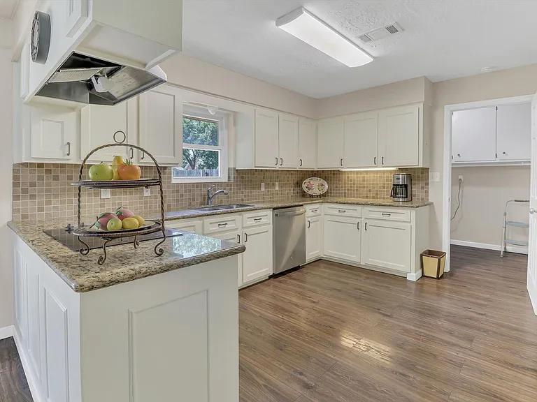 805 Bluebonnet Ln — Photo 30