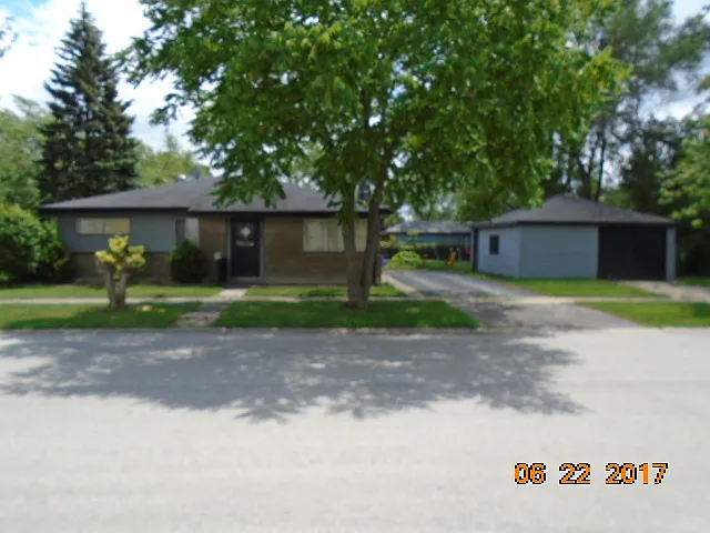 17202 Community St photo 1