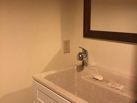 Garage 1/2 bath
