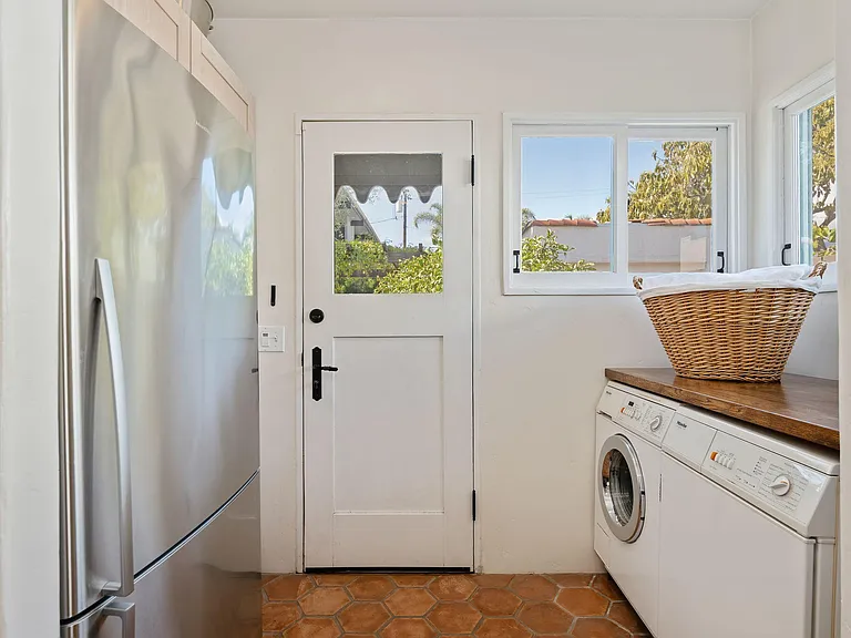 224 W Cota St — Photo 25