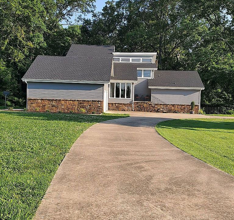 2nd image of 8693 Manor Dr