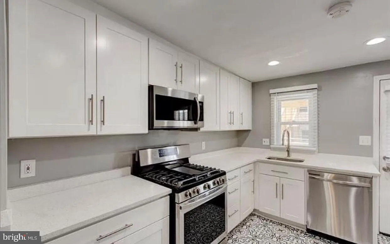 2 bed, 1.5 bath, 1248 sqft, $2,300 — Photo 3