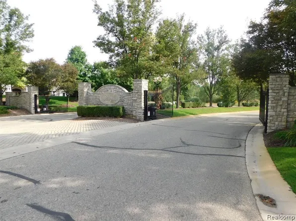2574 Pond Vallee Dr, Oakland, MI 48363