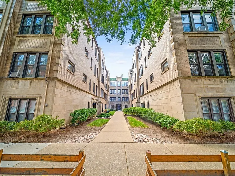 631 W Roscoe St #D3 — Photo 1