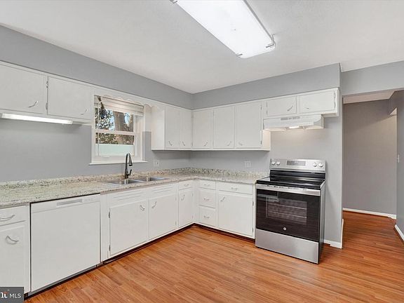 3rd image of 2710 Whitney Dr