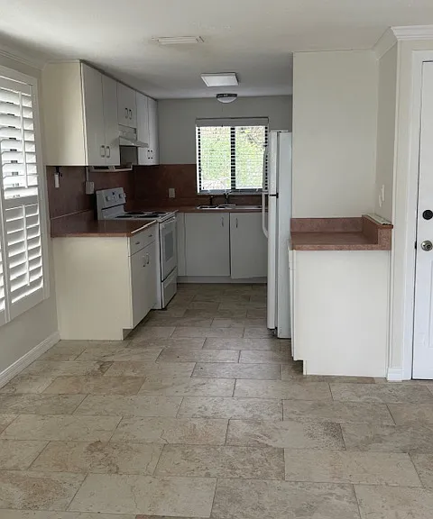 1427 S Daytona Ave — Photo 3