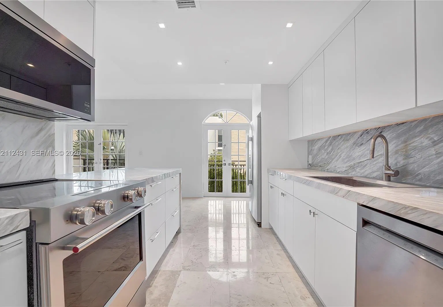 Armitage Condo — Photo 3