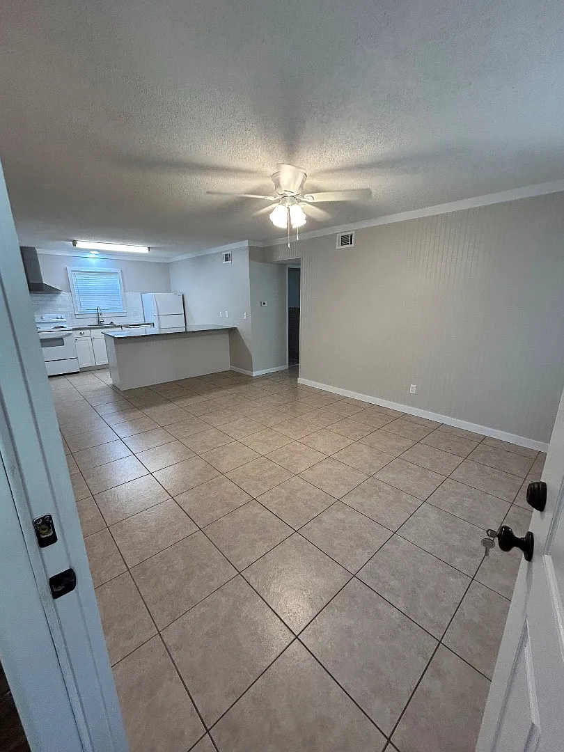 201 Taylor Cir. — Photo 2