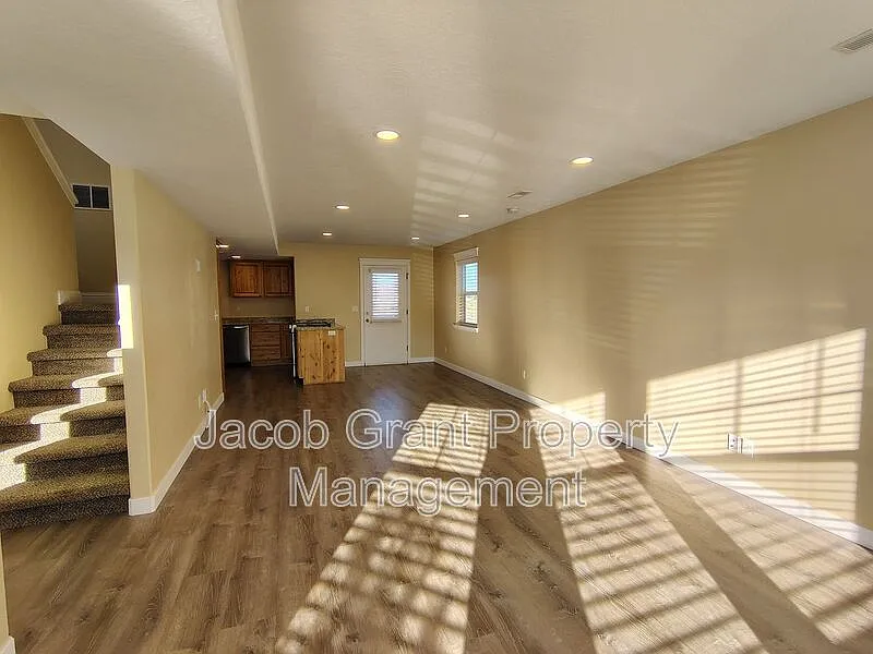 4 bed, 3.0 bath, 2600 sqft, $2,100 — Photo 3