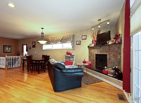 3rd image of 5717 S Nordica Ave