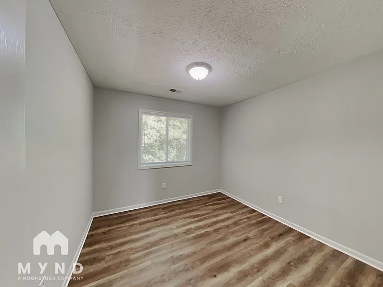 947 Mainstreet Lake Dr — Photo 16