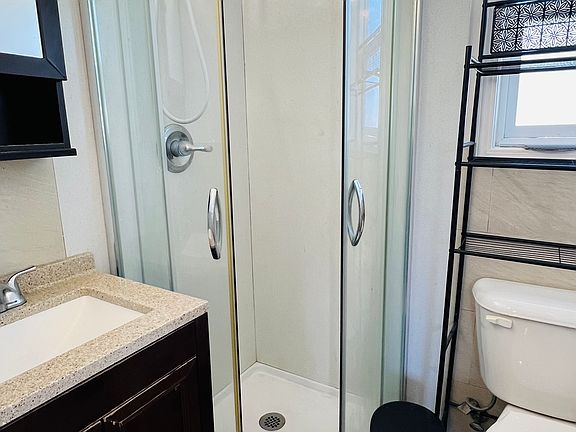 3rd image of 40 Niagara Ave #8-9