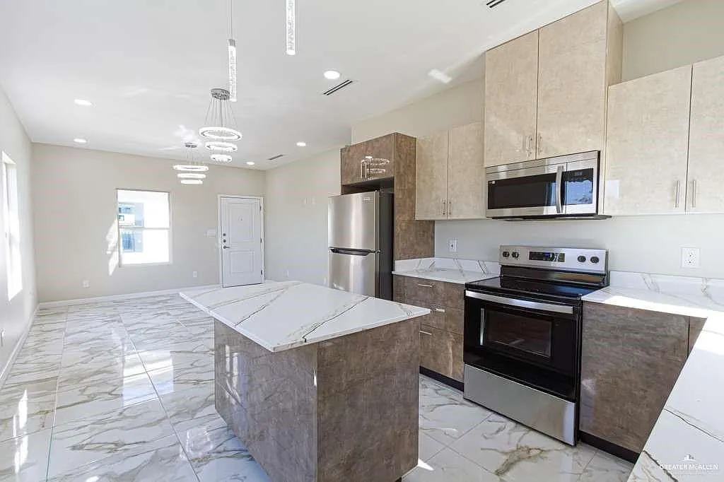3 bed, 2.0 bath, 1050 sqft, $1,300 — Photo 2