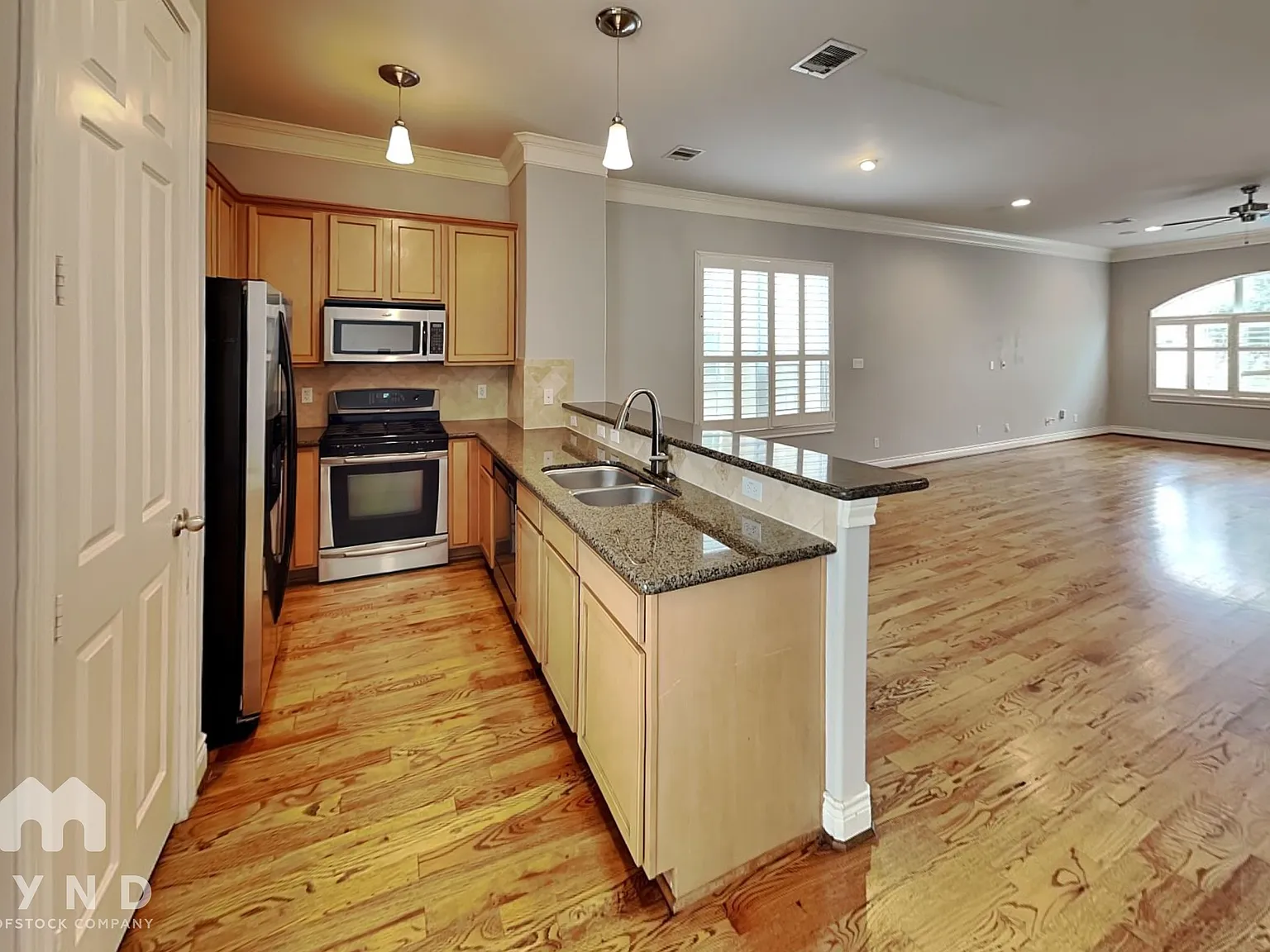3 bed, 3.0 bath, 1912 sqft, $2,549 — Photo 3