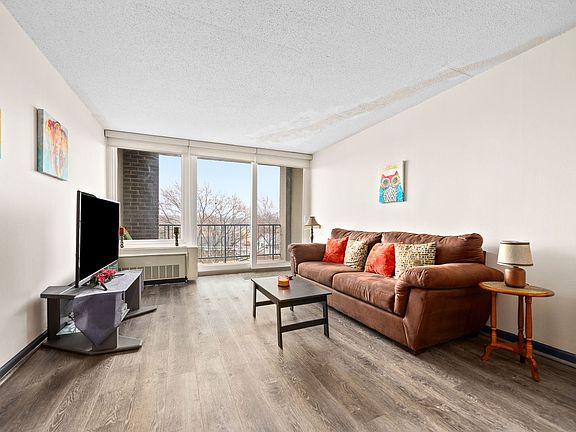 3rd image of 1043 S York Rd APT 406