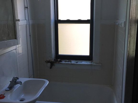 2nd image of 1948 W Wilson Ave APT 3W