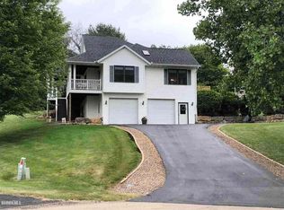 416 Pawnee Ct, Galena, IL 61036