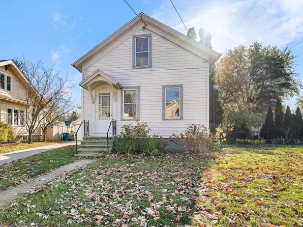 1209 Waugoo Avenue, Oshkosh, WI 54901