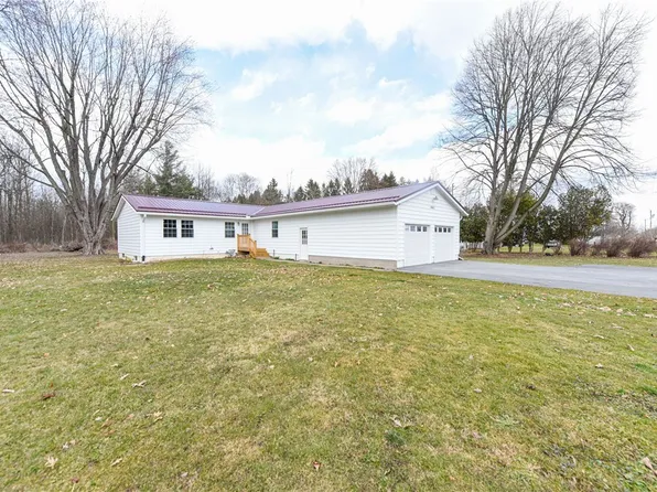 10621 Salter Rd, North Rose, NY 14516