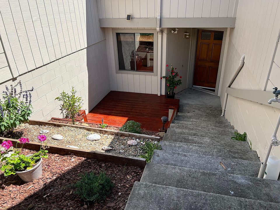 Step down front entrance with garden !